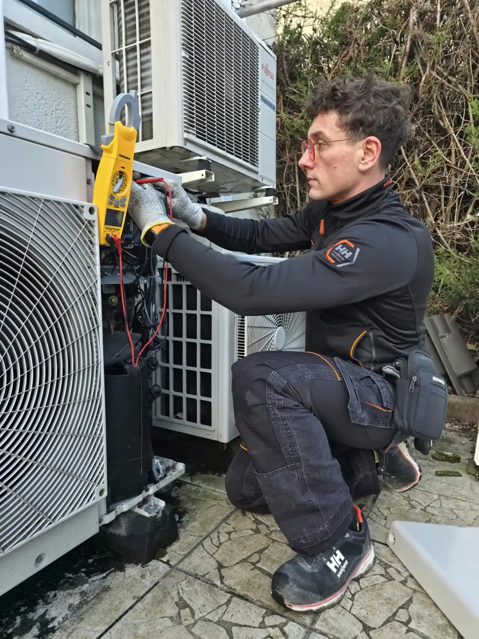 Technicien climatisation en intervention